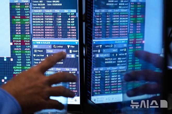 [뉴욕=AP/뉴시스] 사진은 미국 뉴욕 월스트리트의 뉴욕증권거래소(NYSE) 객장에서 지난 3월30일 트레이더들이 업무를 보고 있는 모습. 2026.03.30.