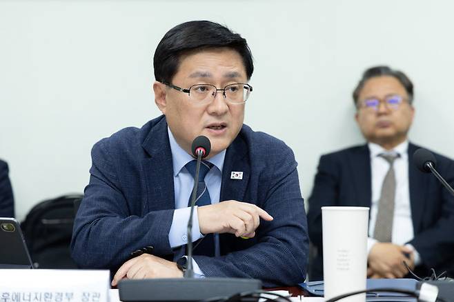 [세종=뉴시스]김성환 기후에너지환경부 장관이 8일 서울 서초구 한강홍수통제소에서 송전 전력망 건설 반대 지역별 대표 및 한전 관계자들과 만나 간담회를 주재하고 있다.(사진=기후부 제공) *재판매 및 DB 금지