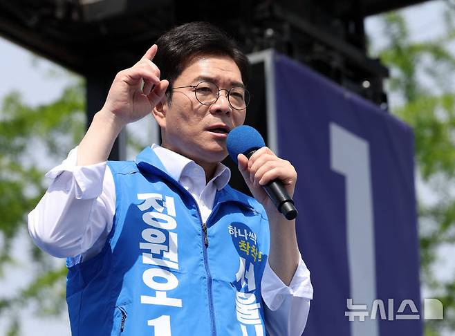 [서울=뉴시스] 전신 기자 = 정원오 더불어민주당 서울시장 후보가 25일 서울 마곡나루역 앞에서 유세를 하며 지지를 호소하고 있다. 2026.05.25. photo1006@newsis.com