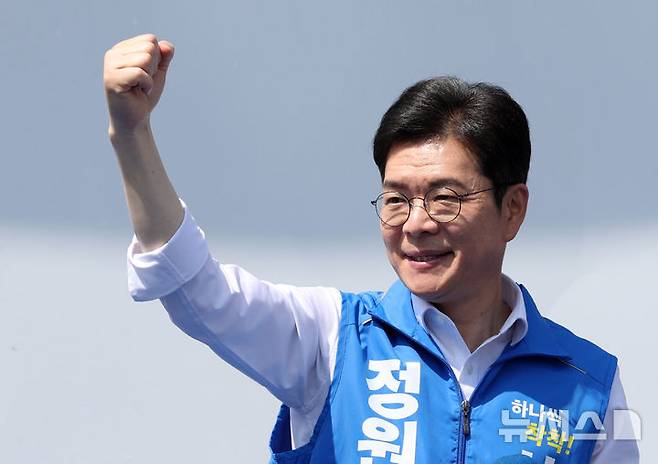 [서울=뉴시스] 전신 기자 = 정원오 더불어민주당 서울시장 후보가 25일 서울 마곡나루역 앞에서 유세를 하며 지지를 호소하고 있다. 2026.05.25. photo1006@newsis.com