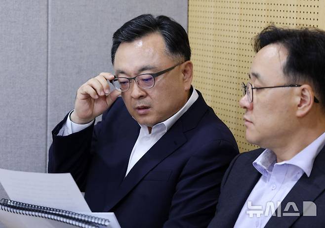 [서울=뉴시스] 전신 기자 = 김성보 서울시장 권한대행이 25일 서울시청 브리핑룸에서 영동대로 복합개발사업 건설공사 관련 서울시 입장을 발표하기 전 자료를 살펴보고 있다. 2026.05.25. photo1006@newsis.com