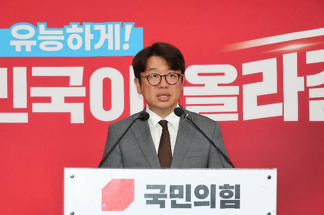경기도 평택을 국회의원 재선거에 출마한 국민의힘 유의동 후보가 25일 서울 여의도 당사에서 긴급 기자회견을 열고 더불어민주당 김용남 후보의 '대부업' 의혹과 관련 강하게 비판하고 있다. 연합뉴스