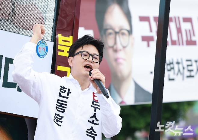한동훈 부산 북구갑 국회의원 보궐선거 무소속 후보가 22일 오전 부산 북구 구남교차로에서 출근길 시민들에게 인사하며 지지를 호소하고 있다. 부산=류영주 기자