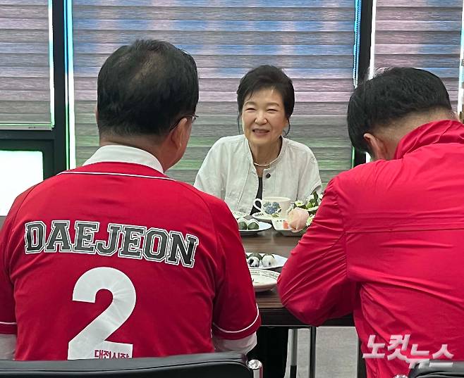 박근혜 전 대통령이 25일 이 후보 선거사무소에서 이 후보와 비공개 간담회를 갖고 있다. 정세영 기자