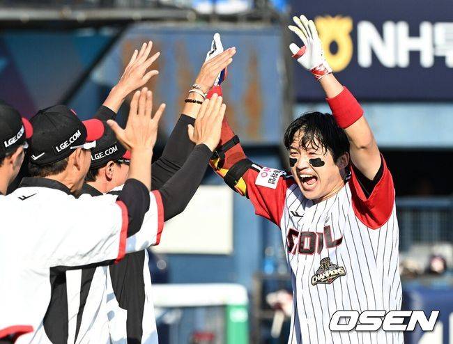 [OSEN=잠실, 이대선 기자]9회말 2사 1,2루에서 LG 박해민이 끝내기 홈런을 치고 환호하고 있다. 2026.05.24 /sunday@osen.co.kr