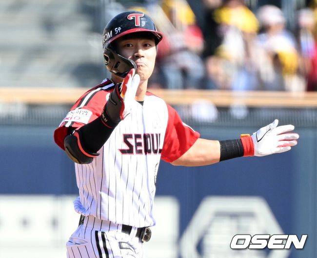 [OSEN=잠실, 이대선 기자] 24일 서울 잠실야구장에서 2026 신한 SOL KBO리그 LG 트윈스와 키움 히어로즈의 경기가 열렸다.LG는 송승기, 키움은 박준현을 선발로 내세웠다.6회말 2사 2,3루에서 LG 천성호가 우중간 2타점 적시 2루타를 치고 환호하고 있다. 2026.05.24 /sunday@osen.co.kr