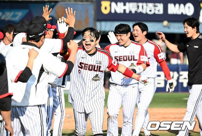 [OSEN=잠실, 이대선 기자] 프로야구 LG 트윈스가 키움 히어로즈 상대로 극적인 끝내기 승리를 거뒀다.  LG는 24일 서울 잠실구장에서 열린 2026 KBO리그 키움과 경기에서 6-4 끝내기로 승리했다. 9회말 2사 1,2루에서 박해민이 끝내기 스리런 홈런을 쏘아올렸다.  9회말 2사 1,2루에서 LG 박해민이 끝내기 홈런을 치고 환호하고 있다. 2026.05.24 /sunday@osen.co.kr