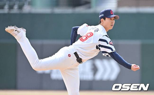 [OSEN=부산, 이석우 기자] 13일 부산 사직야구장에서 2026 신한 SOL KBO 리그 롯데 자이언츠와 KT 위즈의 시범경기가 열렸다. 홈팀 롯데는 쿄야마가 방문팀 KT는 보쉴리가 선발 출전했다.롯데 자이언츠 선발 투수 쿄야마가 역투하고 있다. 2026.03.13 / foto0307@osen.co.kr