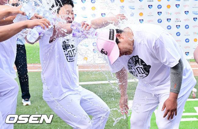[OSEN=대전, 박준형 기자] 프로야구 한화 이글스가 두산 베어스와의 주말 3연전을 싹쓸이, 류현진의 한미 통산 200승까지 겹경사를 누렸다.김경문 감독이 이끄는 한화는 24일 대전 한화생명 볼파크에서 열린 두산과의 홈경기에서 승리했다. 이날 승리로 두산전을 모두 쓸어담은 한화는 3연승으로 시즌 전적 23승24패를 만들었다. 반면 두산은 4연승 후 3연패에 빠지며 22승25패1무가 됐다.경기종료 후 한미 통산 200승 달성한 류현진이 동료들의 축하 물세례 받고 있다.  2026.05.24 / soul1014@osen.co.kr