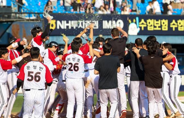 LG 선수단이 24일 잠실 키움전 승리 후 기뻐하고 있다. /사진=LG 트윈스 제공