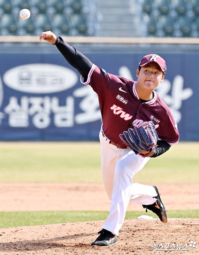 23일 오후 서울 송파구 잠실야구장에서 열린 '2026 신한 SOL Bank KBO리그' 키움 히어로즈와 LG 트윈스의 시범경기, 7회말 키움 박준현이 공을 힘차게 던지고 있다. 엑스포츠뉴스 DB