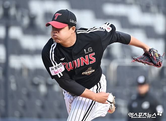16일 오후 수원KT위즈파크에서 열린 ‘2026 신한 SOL KBO리그’ LG 트윈스와 KT 위즈의 시범경기, LG가 KT를 상대로 5:3 승리를 거뒀다.  8회말 2사 1, 2루 LG 장현식이 공을 힘차게 던지고 있다. 엑스포츠뉴스 DB