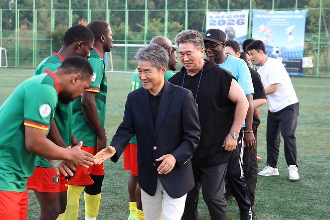 '2026 국내 거주 아프리카 커뮤니티 축구대회(KAFCON)' 선수들 격려하는 임흥세 감독 (평택=연합뉴스) 성도현 기자 = '한국·아프리카 커뮤니티 축구협회'와 'AFRO 엔터테인먼트'가 24일 경기 평택시 포승레포츠공원에서 개최한 '2026 국내 거주 아프리카 커뮤니티 축구대회(KAFCON)'에서 임흥세 전 남수단 축구 국가대표팀 총감독(오른쪽 첫 번째) 등 관계자들이 결승전이 시작하기 전 선수들을 격려하고 있다. 2026.5.25 raphael@yna.co.kr