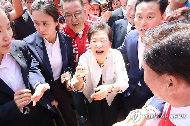 활짝 웃는 박근혜 전 대통령 (옥천=연합뉴스) 박건영 기자 = 박근혜 전 대통령이 25일 어머니인 고 육영수 여사의 충북 옥천 생가를 방문해 주민들과 인사를 나누고 있다. 2026.5.25 pu7@yna.co.kr