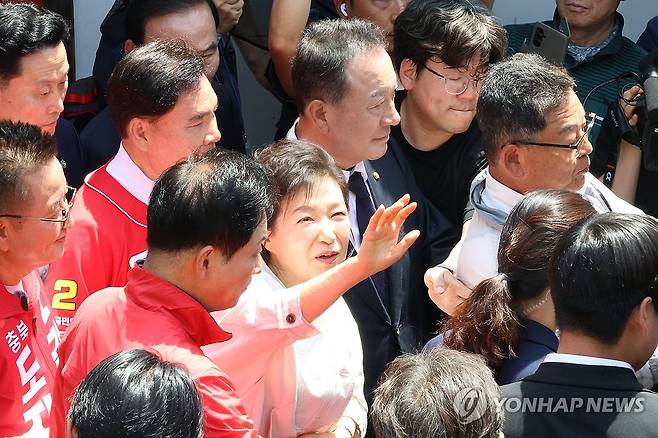 어머니 생가 방문한 박근혜 전 대통령 (옥천=연합뉴스) 박건영 기자 = 박근혜 전 대통령이 25일 어머니인 고 육영수 여사의 충북 옥천 생가를 방문해 시민들에게 인사하고 있다. 2026.5.25 pu7@yna.co.kr