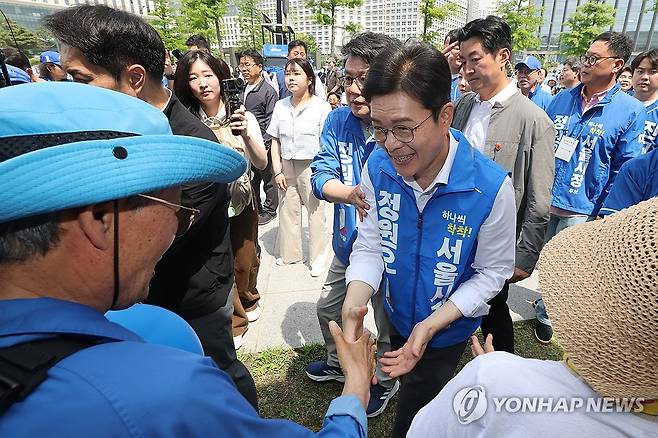 유권자들과 인사 나누는 정원오 후보 (서울=연합뉴스) 서대연 기자 = 더불어민주당 정원오 서울시장 후보가 25일 서울 강서구 마곡나루역 앞에서 유권자들과 인사를 나누고 있다. 2026.5.25 dwise@yna.co.kr