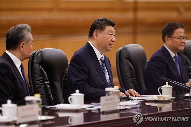 셰바즈 샤리프 파키스탄 총리와 회담하는 시진핑 중국 국가주석 [AP=연합뉴스. 재배포 및 DB 금지]