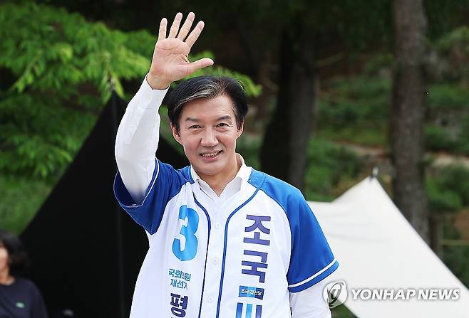 지지 호소하는 조국 후보 (평택=연합뉴스) 홍기원 기자 = 경기 평택을 국회의원 재선거에 출마한 조국혁신당 조국 후보가 25일 경기도 평택시 팽성읍 내리문화공원에서 지지를 호소하고 있다. 2026.5.25 xanadu@yna.co.kr