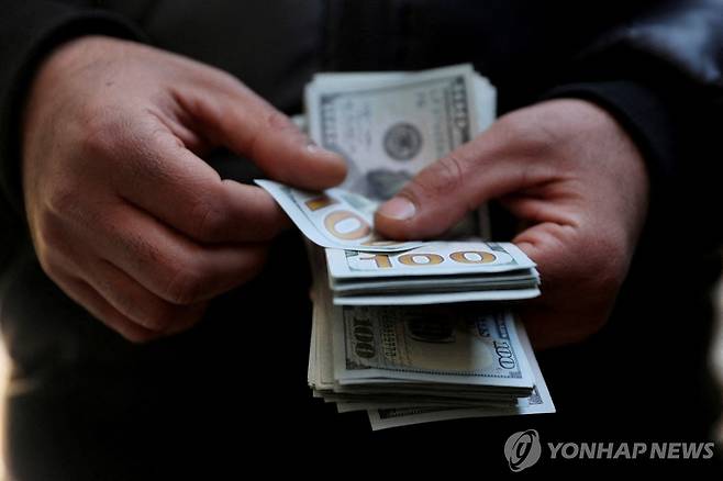 달러 지폐를 세는 테헤란 시민 [WANA/로이터=연합뉴스 자료사진 재판매 및 DB 금지]