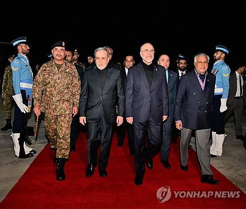 지난달 미국과 휴전 협상 위해 파키스탄에 도착한 갈리바프 의회 의장, 아라그치 외무장관 등 이란 대표단
[EPA=연합뉴스 자료사진. 재판매 및 DB 금지]