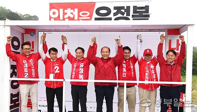 제9회 전국동시지방선거 공식 선거운동 첫날인 21일, 국민의힘 유정복 인천시장 후보(왼쪽 세번째)가 인천 연수구 송도역 앞에서 열린 출정식에서 참석자들과 함께 지지를 호소하고 있다.정선식기자