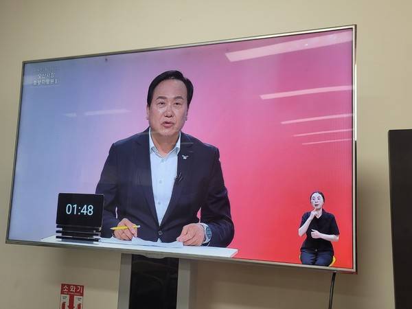 국민의힘 이권재 오산시장 후보가 26일 후보자 토론회에서 모두 발언을 하고 있다. [사진=변승희 기자]