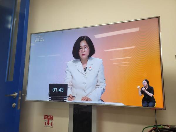 개혁신당 송진영 오산시장 후보가 26일 SK브로드밴드 수원방송에서 진행된 후보자 토론회에서 모두 발언을 하고 있다. [사진=변승희 기자]