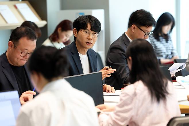 26일 경기도교육청에서 열린 출입기자단 브리핑에서 갈인석 예산담당관이 추경예산안에 대해 설명하고 있다.