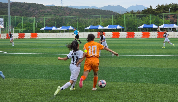 진주 남강초교등학교 여자 축구부가 26일 부산 기장군 월드컵빌리지에서 열린 제55회 전국소년체육대회 결승전에서 경기를 치르고 있다. /박신 기자