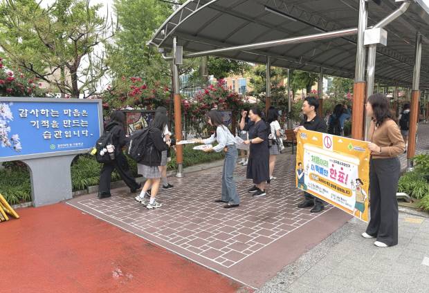 경산시 관계자들이 26일 제9회 전국동시지방선거를 앞두고 시민 투표 참여를 높이기 위한 생활밀착형 홍보에 나서고 있다. 경산시 제공