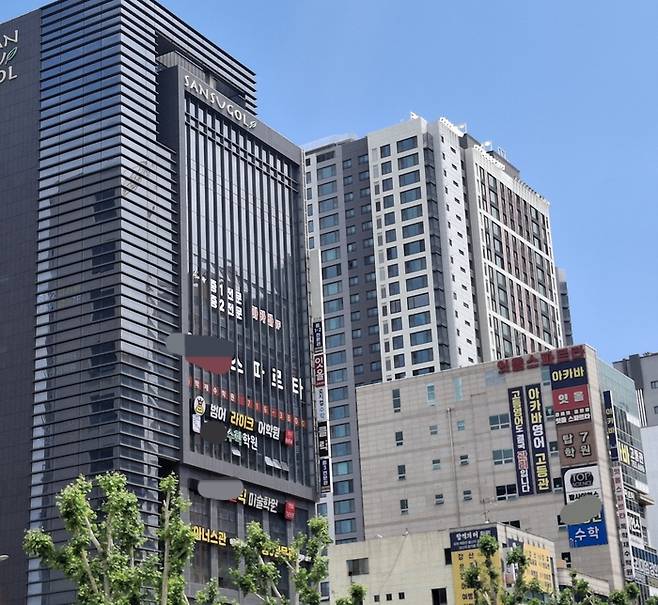 26일 오전 11시 대구 수성구 범어4동에 학원들이 몰려있는 모습. 장태훈 기자 hun2@yeongnam.com