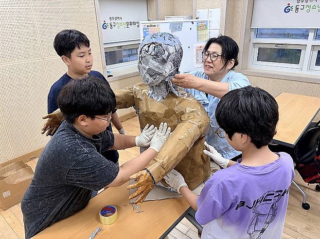 광주 동구청소년문화의집 방과후 학생들이 직접 작품을 만둘고 있는 모습. 광주 동구청소년문화의집 제공