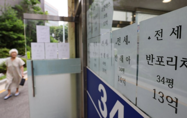 ▶ 서울 서초구 한 부동산 중개업소에 전세 매물 등 부동산 매물 정보가 게시돼 있다. [제공=연합]