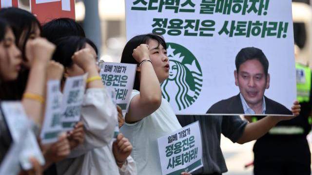 지난 23일 서울 스타벅스커피코리아 본사 앞에서 한국대학생진보연합 주최로 '정용진 사퇴! 스타벅스 불매! 대학생 기자회견'이 열렸다. [사진=연합뉴스]