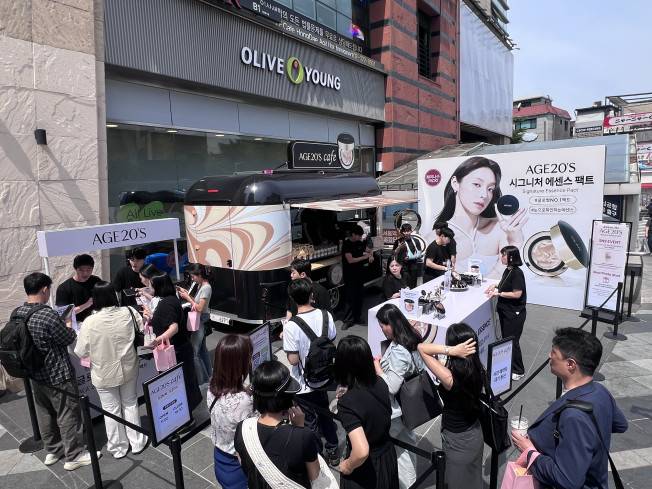 AGE20’S의 홍대입구역 올리브영 홍대공항철도역점 앞 무빙 팝업 현장이 보이고 있다.(사진제공=애경산업)