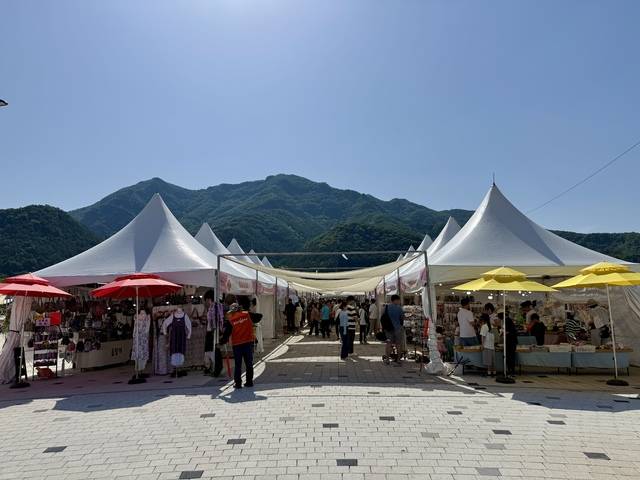가든페스타 내 한탄강 리버마켓, 농특산물 직매장 등에 방문객들의 발길이 이어지고 있다. 사진=박성용 기자