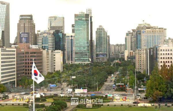 은행 등 금융기관으로부터 차입에 과도하게 의존하는 국내 대기업 집단이 12년만에 최대치를 기록했다./사진=미디어펜 김상문 기자