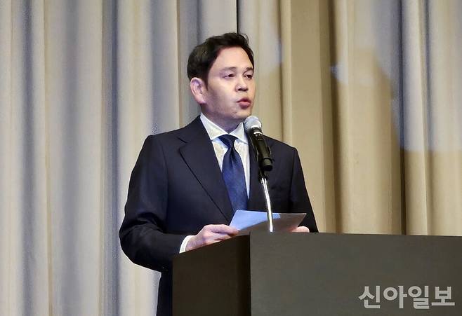 정용진 신세계그룹 회장이 스타벅스 탱크데이 사태와 관련해 26일 대국민 사과문을 발표하고 있다. [사진=김소희 기자]