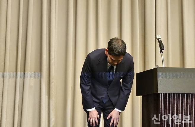 고개 숙인 정용진 신세계그룹 회장. [사진=김소희 기자]