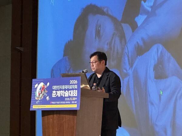 광생체조절(photobiomodulation) 기술의 원리와 인지기능 개선 가능성에 대해 발표하는&nbsp;김태 GIST 의생명공학과 교수 / 디멘시아뉴스