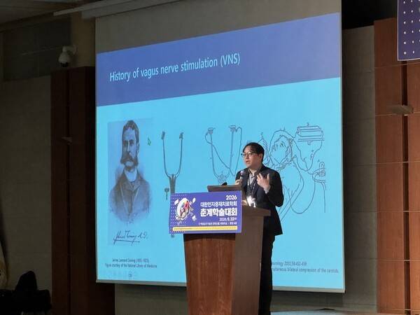 비침습 미주신경자극(non-invasive vagus nerve stimulation, nVNS)의 인지 기능 적용 가능성을 발표하는&nbsp;정지훈 충북의대 생리학교실 교수 / 디멘시아뉴스