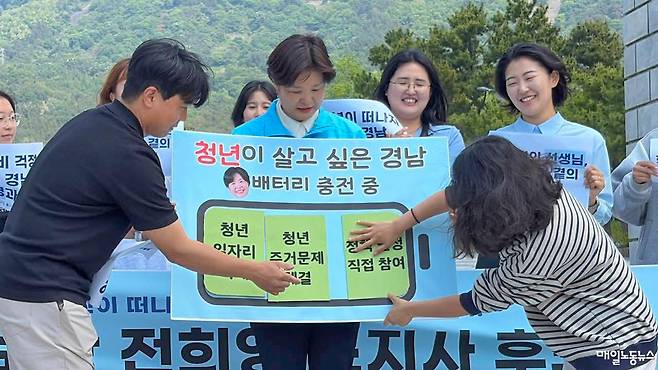 경남지역 청년·대학생들이 전희영 경남도지사 후보 지지선언 기자회견을 11일 열었다. <전희영 후보 SNS 갈무리>