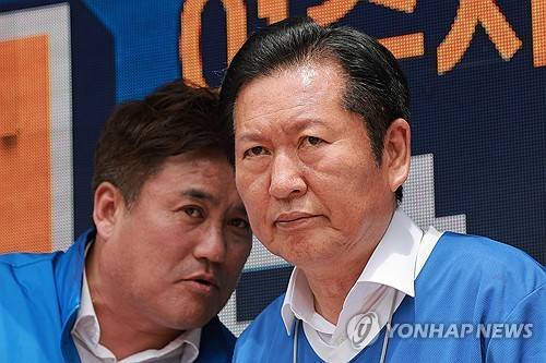 대화하는 민주당 정청래 위원장-박시선 후보(여주=연합뉴스) 신현우 기자 = 더불어민주당 정청래 총괄상임선거대책위원장이 26일 경기도 여주시 가남파출소 앞 사거리에서 박시선 여주시장 후보 지원 유세를 하며 박 후보와 대화하고 있다. 2026.5.26 nowwego@yna.co.kr
