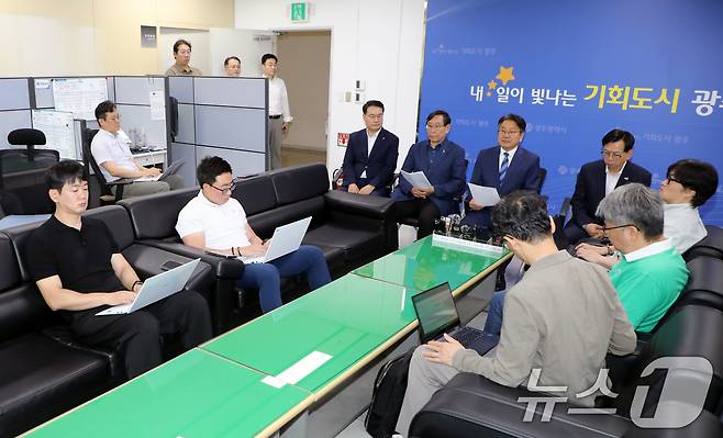 강기정 광주시장이 26일 광주시청 기자실에서 브리핑을 열고 스타벅스 코리아의 '탱크데이' 논란과 관련한 입장을 밝히고 있다. 2026.5.26 ⓒ 뉴스1 이수민 기자