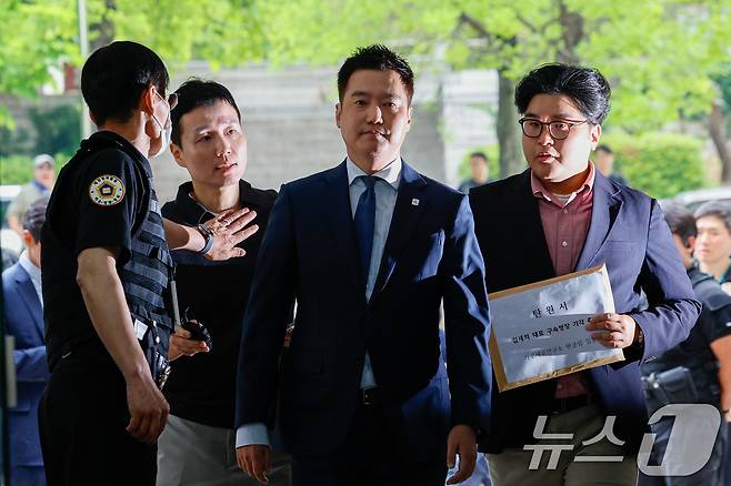 김세의 가로세로연구소(가세연) 대표가 26일 오전 서울 서초구 중앙지방법원에서 성폭력범죄의 처벌 등에 관한 특례법 위반(카메라 등 이용 촬영·반포 등) 및 명예훼손 등 혐의와 관련, 구속 전 피의자 심문(영장실질심사)에 출석하고 있다. 2026.5.26 ⓒ 뉴스1 안은나 기자