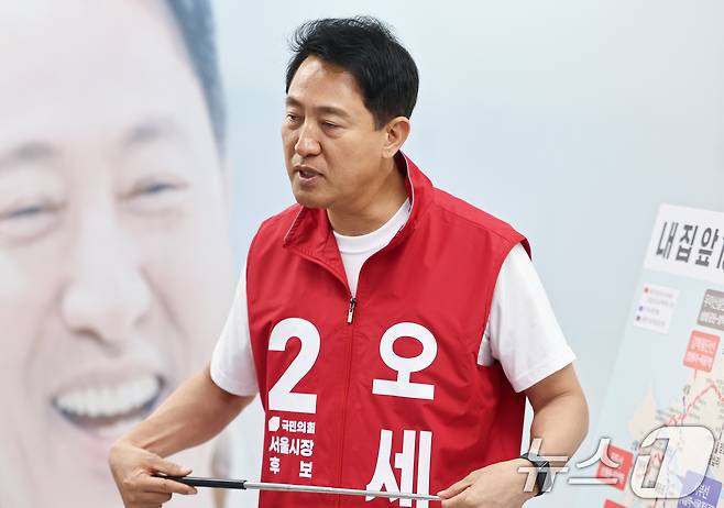 오세훈 국민의힘 서울시장 후보가 26일 서울 종로구에 마련된 자신의 선거사무소에서 도시철도 공약을 발표하고 있다. 2026.5.26 ⓒ 뉴스1 김도우 기자