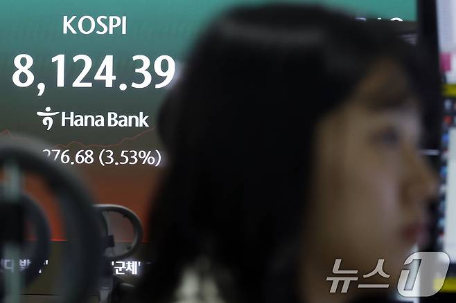 26일 서울 중구 하나은행 본점 딜링룸 전광판에 코스피 등 시황이 표시되고 있다.  2026.5.26 ⓒ 뉴스1 박정호 기자