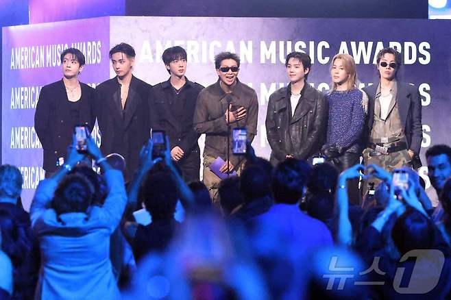 '2026 AMA'에서 대상 포함 3관왕을 차지한 BTS  ⓒ AFP=뉴스1
