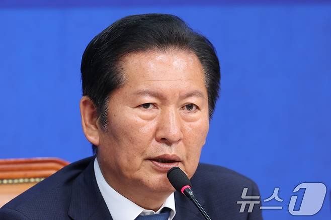 정청래 더불어민주당 대표가 19일 서울 여의도 국회에서 열린 오뚝유세단 출정식에서 인사말을 하고 있다. 2026.5.19 ⓒ 뉴스1 신웅수 기자