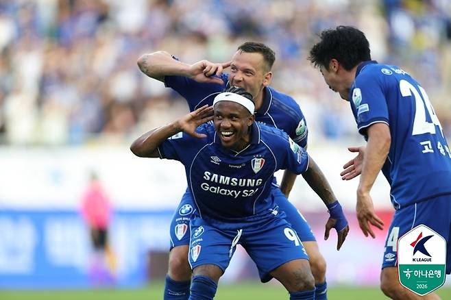 수원 일류첸코와 파울리뇨. 제공 | 한국프로축구연맹